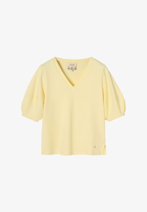 Jasnożółta bluzka z krótkim rękawem, dekoltem w kształcie litery V oraz delikatnie bufkami na rękawach, małym rozcięciem po bokach i metką marki wewnątrz kołnierza.