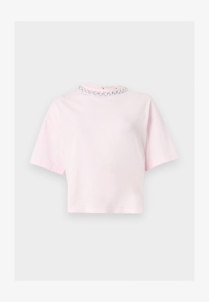 Lichtroze cropped top met korte mouwen en een ronde halslijn, versierd met een rij kleine witte bloemkralen.