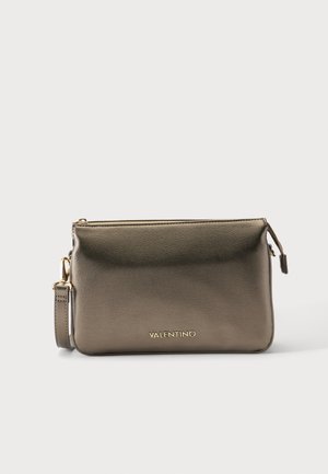 Sac bandoulière Valentino marron métallisé avec logo doré et fermeture éclair, bandoulière amovible et finition cuir lisse texturé sur fond uni.