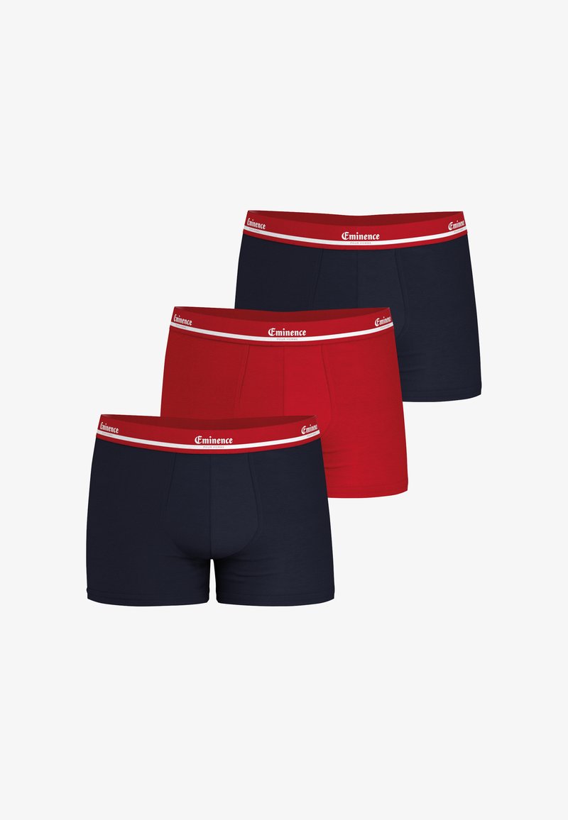Trois paires de boxers en rouge et bleu marine. Fabriqués en coton avec une texture douce, ils présentent une taille élastique blanche et rouge avec un détail de logo.
