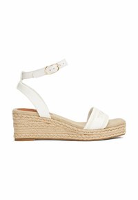 Weiße Espadrille-Wedgesandale mit einem Obermaterial aus Canvas, verstellbarem Knöchelriemen und einer strukturierten, mit Jute umwickelten Sohle. Details mit goldfarbenem Schnallenverschluss.