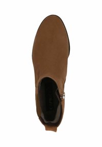 Bota tobillera de ante marrón con puntera redondeada, cremallera lateral y un interior suave. Textura lisa y diseño minimalista.