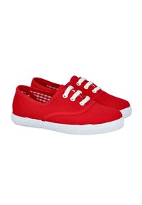 Zapatos de lona rojos con suelas de goma blanca y cordones. El interior presenta un patrón de cuadros rojo y blanco. Diseño de punta redonda y bajo.