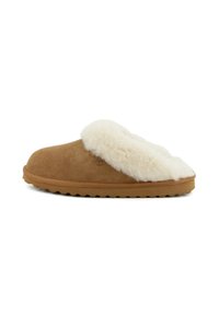 Pantofole in suede color tan con un morbido rivestimento interno in peluche bianco e suola in gomma resistente, caratterizzate da una punta arrotondata e design slip-on.