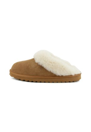 Pantofole in suede color tan con un morbido rivestimento interno in peluche bianco e suola in gomma resistente, caratterizzate da una punta arrotondata e design slip-on.