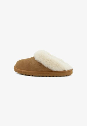 Pantofole in suede color tan con un morbido rivestimento interno in peluche bianco e suola in gomma resistente, caratterizzate da una punta arrotondata e design slip-on.