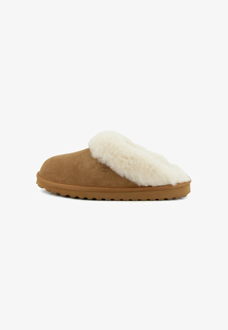 Pantofole in suede color tan con un morbido rivestimento interno in peluche bianco e suola in gomma resistente, caratterizzate da una punta arrotondata e design slip-on.