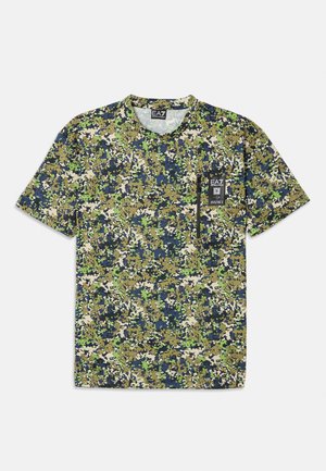 Kortærmet T-shirt med camouflage mønster i grønne, marineblå og beige nuancer, med en lomme og et mærke på forsiden.