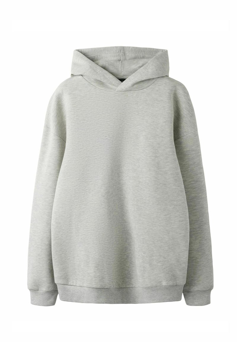 Sudadera con capucha gris clara hecha de tela suave, con bolsillo tipo canguro, capucha grande y puños y dobladillo de canalé. Corte holgado con hombros caídos.