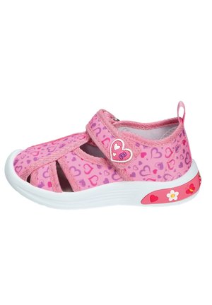 Różowy sandał dla małych dzieci z wzorami serc, klamrą w kształcie serca i białą podeszwą ozdobioną kwiatami i sercami, zaprojektowany dla wygody i zabawy.