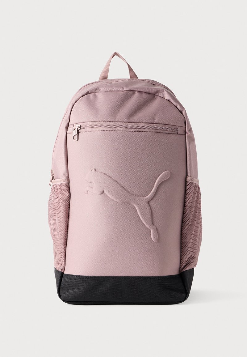 Ροζ υφασμάτινο σακίδιο πλάτης με ανάγλυφο λογότυπο Puma, εμπρόσθια τσέπη με φερμουάρ, πλέγμα πλαϊνές τσέπες και μαύρο κάτω πάνελ.