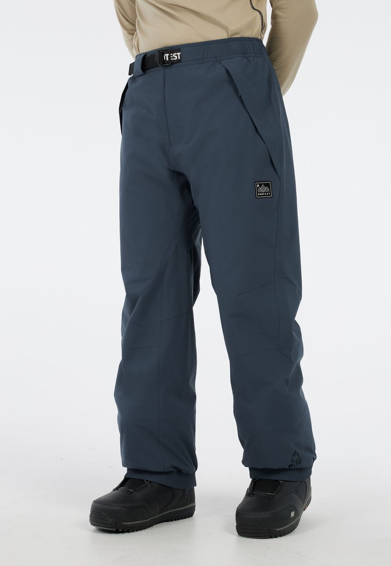 Donkerblauwe skibroeken met een relaxte pasvorm, gemaakt van textuur waterproof materiaal, met zijzakken en een logopatch op de dij.