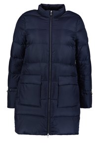 Tmavě modrý prošívan�ý kabát s vysokým límcem, zapínáním na zip vpředu a dvěma velkými předními kapsami. Vyrobený z prošívaného materiálu s jemnou texturou.