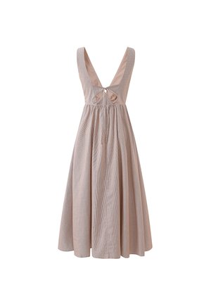 Hellrosa Kleid mit tiefem V-Ausschnitt, breiten Trägern, taillierter Taille und ausgestellt Rock. Strukturiertem Stoff mit dezenten Streifen.
