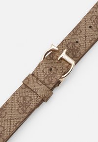 Bruin gestreepte textielriem met een goudkleurige metalen gesp en een gestructureerd oppervlak met een subtiele glans. Inclusief een keeperlus.