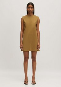 Khakifarbenes ärmelloses Kleid mit geradem Schnitt, hochgeschlossenem Kragen und subtilen Nähdetails, aus einem glatten Stoff gefertigt.