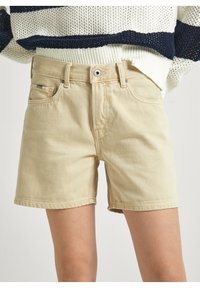 Shorts de mezclilla color caqui con un ajuste entallado, que presentan un cierre de botón, presillas para cinturón y bolsillos delanteros. La tela tiene una textura suave.