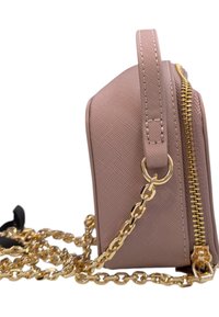 Borsa a tracolla di un rosa chiaro con texture, dotata di una cerniera dorata e una tracolla a catena. Presenta un design strutturato e una piccola maniglia ad anello.