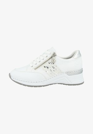 Baskets blanches avec une surface texturée, des accents argentés et une fermeture éclair décorative. Dotées d'une semelle rembourrée et d'un panneau latéral à motifs.