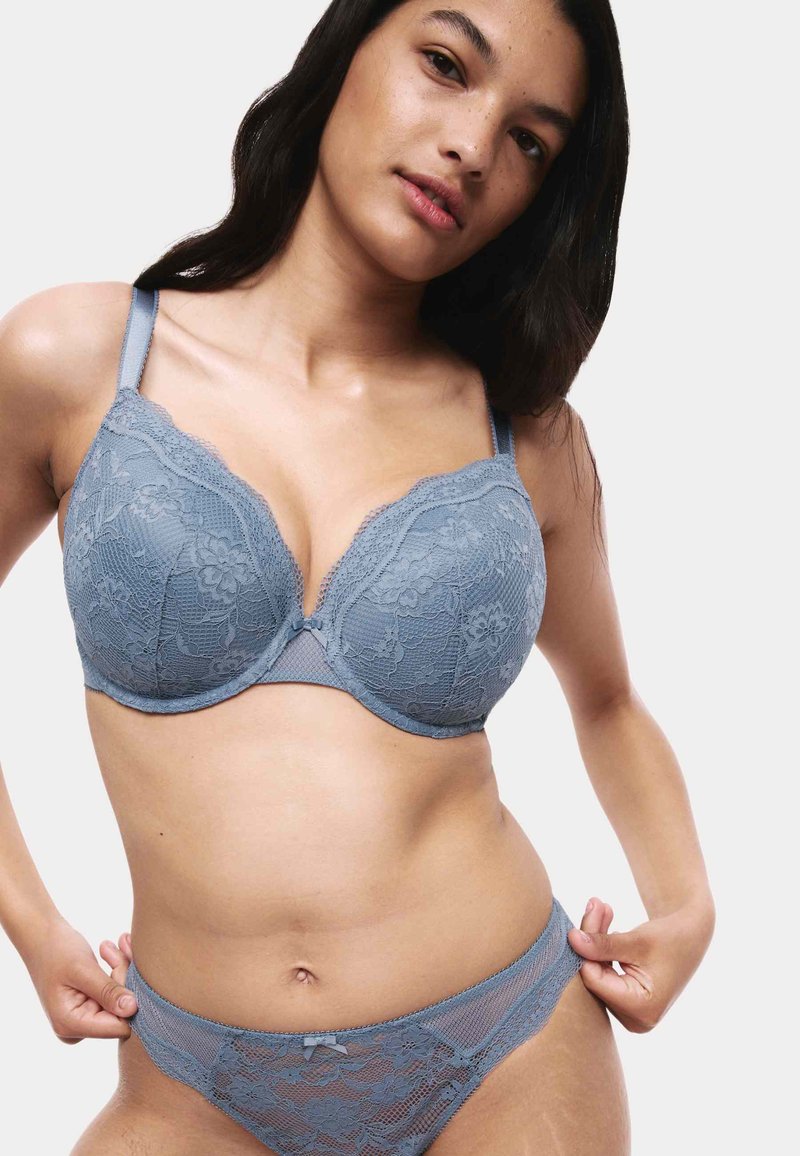 Šedá krajková podprsenka s květinovým vzorem, s polstrovanými košíčky a nastavitelnými ramínky, doplněná o odpovídající šedé krajkové spodní prádlo.