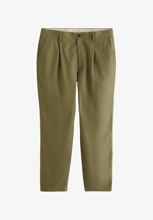 Męskie spodnie chino w kolorze oliwkowej zieleni z plisami z przodu, bocznymi kieszeniami, zapięciem na guzik i szlufkami na pasek.
