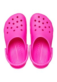 Sabots rose vif en plastique flexible, dotés de trous de ventilation, d'une semelle intérieure texturée et de brides à l'arrière pour un maintien sécurisé.