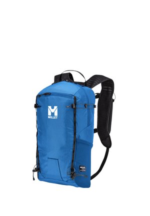 Homme portant une veste bleu vif et bleu marine foncé ainsi que des gants avec un sac à dos bleu Millet, vu de dos sur fond blanc.