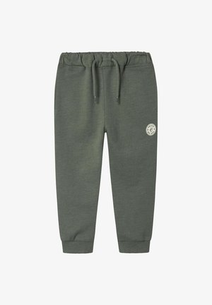 Pantaloni sportivi verde scuro realizzati in materiale morbido, con vita elastica e cordoncino, polsini a costine e un dettaglio del logo circolare.