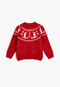 Maglione rosso lavorato a maglia con motivo a treccia, collo rotondo e design in bianco a tema invernale con sciatori e alberi.