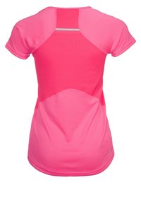 Vaaleanpunainen urheilut-paita, jossa on lyhyet hihat, teksturoitu takaosa ja vaakasuora ilmanvaihtoraita yläselällä.