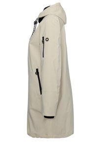 Beige wasserfeste Jacke mit Kapuze, langen Ärmeln, seitlichen Reißverschlusstaschen und schwarzen Akzenten. Verfügt über einen Kordelzug und eine glatte Textur.
