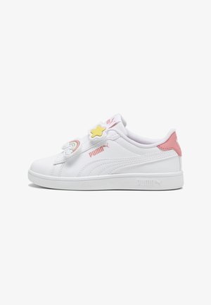 Witte sneakers met een gladde leren afwerking, voorzien van roze accenten en kleurrijke ster- en regenboogversieringen op de klittenbandsluiting.