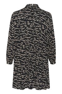 Robe noire avec un motif ondulé blanc, manches longues et jupe plissé. Détail en forme de clé à l'arrière et texture de tissu douce.