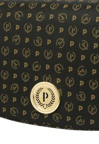 Borsa nera texturizzata con un motivo a ripetizione del logo dorato "P", caratterizzata da un evidente accento hardware dorato circolare sulla parte anteriore.