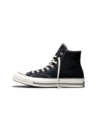 Baskets montantes en toile noire avec semelle en caoutchouc blanche et embout blanc, lacets blancs partiellement défaits, vues de profil sur fond blanc.