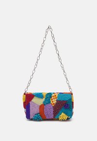Beaded clutch bag z żywą mozaiką kolorów, w tym niebieskiego, żółtego, czerwonego i fioletowego, z srebrnym łańcuszkiem i teksturalnymi detalami.