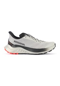 Helle graue Laufschuhe mit schwarzen Akzenten, atmungsaktivem Mesh-Obermaterial und strukturiertem Sohlenprofil, mit einem leuchtend orangefarbenen Außensohlendetail.