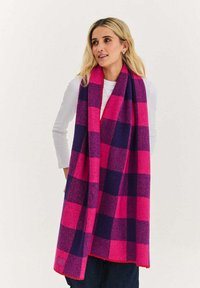 Różowo-fioletowy szalik w kratkę wykonany z miękkiej tkaniny, o długim prostokątnym kształcie i wykończonych krawędziach z delikatnymi detalami szwów.