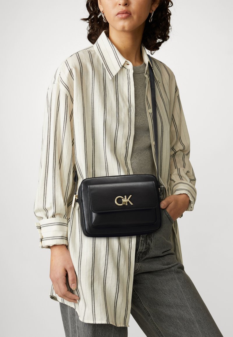Calvin Klein RE LOCK CAMERA BAG - Borsa a tracolla - black