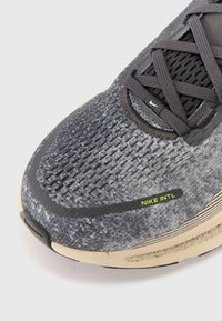 Nike Performance VOMERO 18 - Chaussures de running sur route - oatmeal/black anthracite/silver-coloured