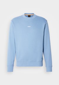 Sudadera azul claro hecha de mezcla de algodón. Presenta cuello redondo, puños acanalados y un pequeño logo blanco "BOSS" en la parte delantera. Textura suave.
