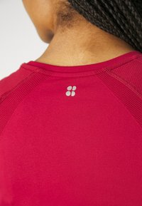 Sweaty Betty ATHLETE SEAMLESS WORKOUT - Sportiniai marškinėliai trumpomis rankovėmis - vamp red