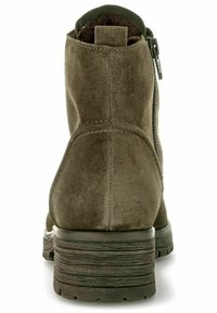 Botte chelsea en suède vert olive avec un talon épais empilé, fermeture éclair sur le côté et une finition lisse. Présente un bout arrondi et des détails de couture subtils.
