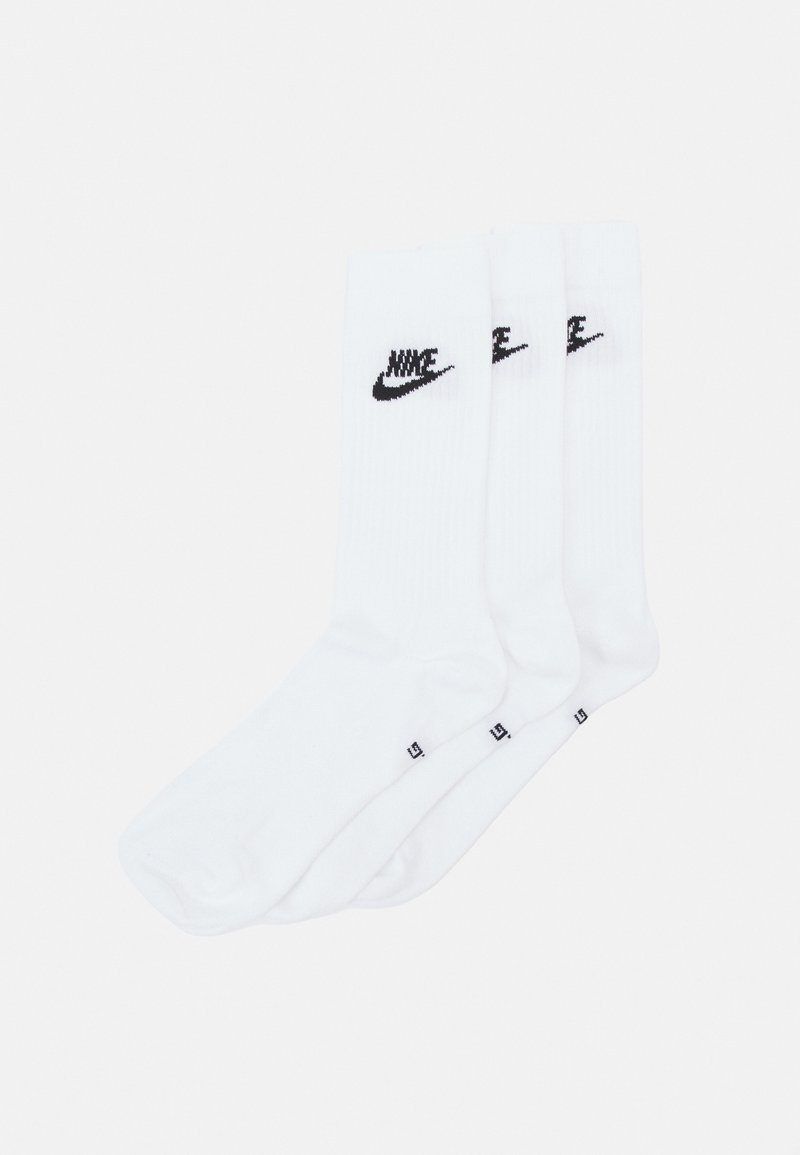Fehér Nike zoknik bordás textúrával, fekete logóval a szegélyen. Három párból álló csomagban kapható.