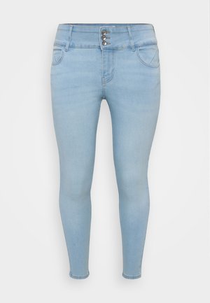Ljusblå smala jeans i denim. Har treknappsstängning, två framfickor och en slät yta.