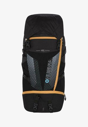Černý batoh 40L s oranžovými akcenty, s texturovaným předním panelem, několika zipy a nastavitelnými popruhy pro ergonomické nošení.