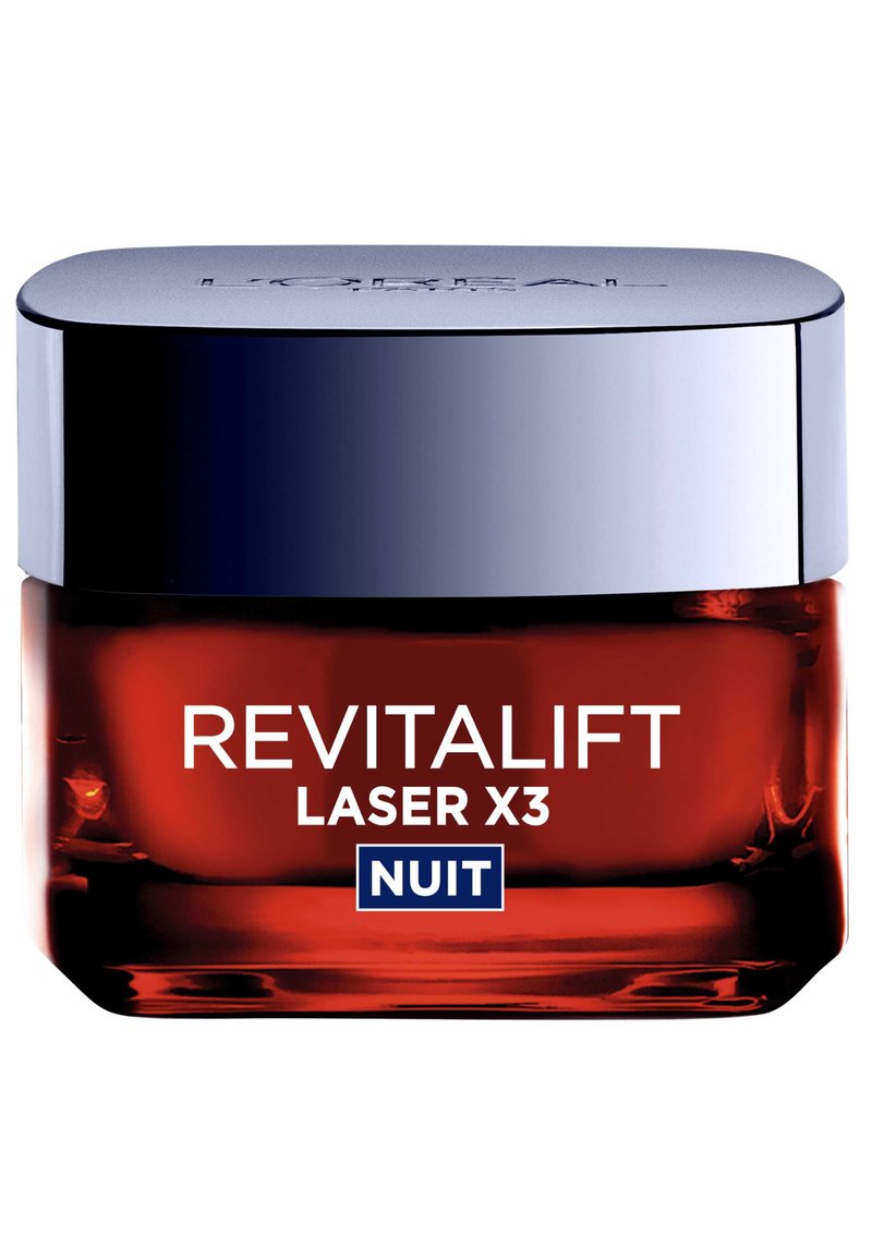 Bocal en verre rouge avec un couvercle argenté, étiqueté "REVITALIFT LASER X3 NUIT" en texte blanc et bleu. Surface lisse, épaules carrées.