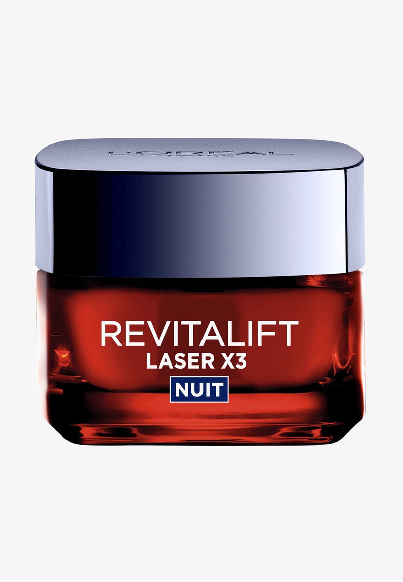 Bocal en verre rouge avec un couvercle argenté, étiqueté "REVITALIFT LASER X3 NUIT" en texte blanc et bleu. Surface lisse, épaules carrées.