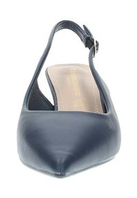 Scarpa slingback in pelle blu navy con punta affusolata, lati aperti e un accento a fibbia metallica. Presenta una soletta imbottita per il comfort.