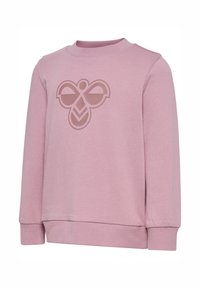 Lyserød sweatshirt med rund halsudskæring, ribstrikkede manchetter og kant, der har en diskret bi-grafik i en mørkere nuance på forsiden.